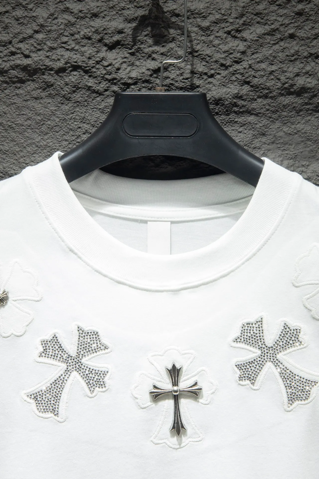 P180 🆕Chrome Hearts os version is really charming and Chrome Hearts is really a must-have. Each season's new version is made to the extreme. It is very practical and can be worn casually. Nice✔️ - ⚠️100% cotton. It is made of 32-count double yarn, 260-gram weight fabric and imported knitted carded cotton. It has moderate thickness, drape and contour, and the upper body is comfortable! ! It is very tolerant to fat body types and can instantly lose five pounds after wearing it!  Specially ordered multiple Austrian rhinestones, which have the bling bling effect of natural crystals under light. They have multi-faceted reflective points. The production cost is extremely high. The laser molding includes a computer engraving machine and a laser machine. The granules are accurate, and are finalized by high-temperature ironing. After ironing, you need to repeatedly test the firmness on the ironing pattern. It can show colorful reflections under the light. The collar webbing extends to the shoulder for reinforcement, and the stitching is reversed at the connection. The hem and cuffs are all made of 0.2mm gauge double-thread lathe. It is carefully produced at a high cost. The attitude of making goods with a magnifying glass restores the quality and effect of the product. The full set of customized accessories only presents every detail to customers. The letters are machine embroidered with imported materials after being adjusted according to the original details. The thickness is moderate. The hardware uses imported hardware accessories. Front panel # Back panel Simple elements # Artistically arranged English letters. Imported Tajima high-density heavy-duty embroidery technology. The font is three-dimensional and full. Handmade elements are added to the body, which greatly increases the interest of the clothing; unique visual effects. After special treatment, a unique effect is formed. An irregular hem is added to the version. This year's Kroxin is the main version. In the past two years, the oversize version has become the focus of the trend and has been a popular staple in the past two years. The change of designers has made this brand an instant hit. The progressive fashion of the times also needs the blood impact of fresh elements and trendy designs in order to continue its glory! It’s stylish both inside and outside, a must-have for high street travel! An absolute "eye-catching style" that can match couples 💏 Color: black and white Size: S M L XL